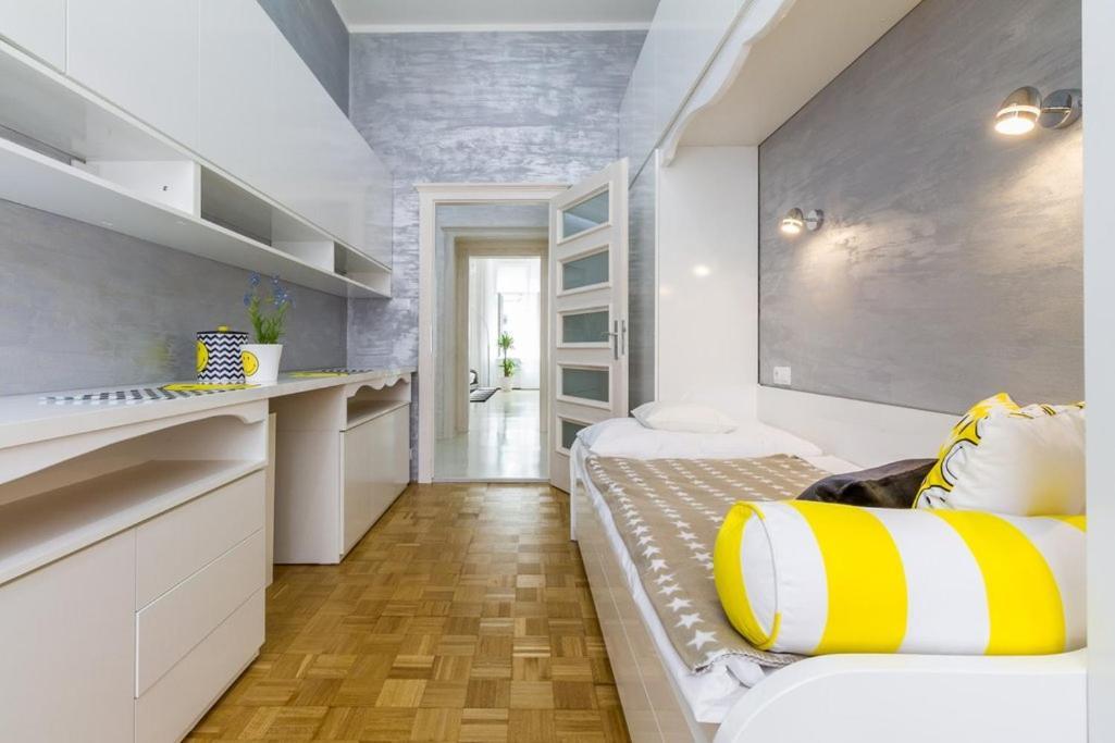 Stylish Apartment 5 Minutes Walk From City Center Praga Exterior foto